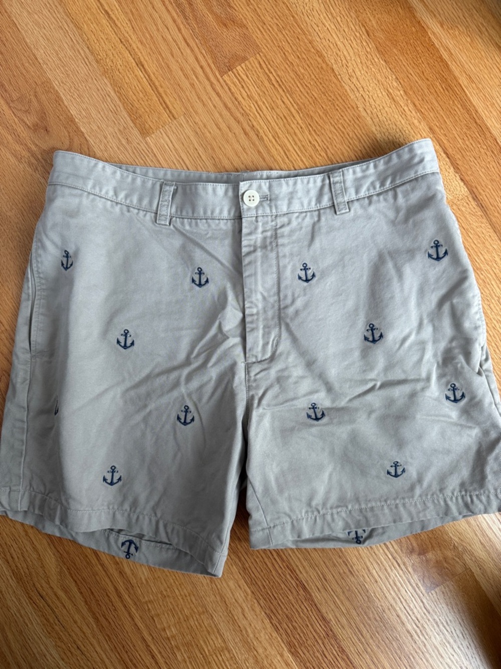 Vineyard Vines Khaki Shorts with embroidered navy anchors